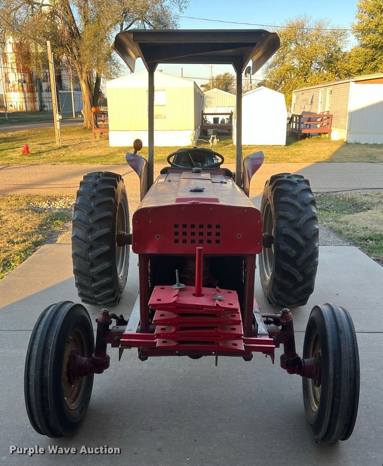 image for item OA9064 International 384  tractor