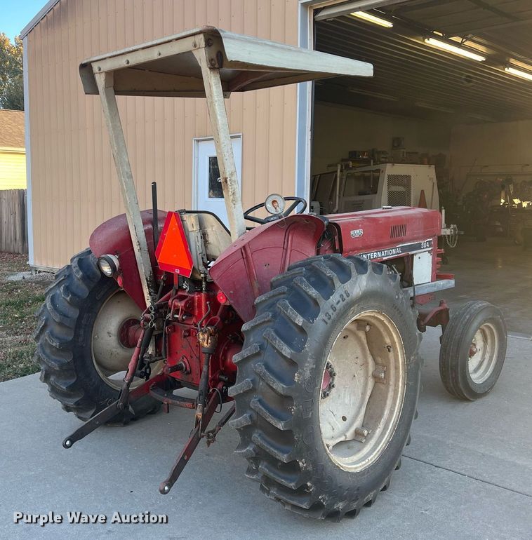 image for item OA9064 International 384  tractor