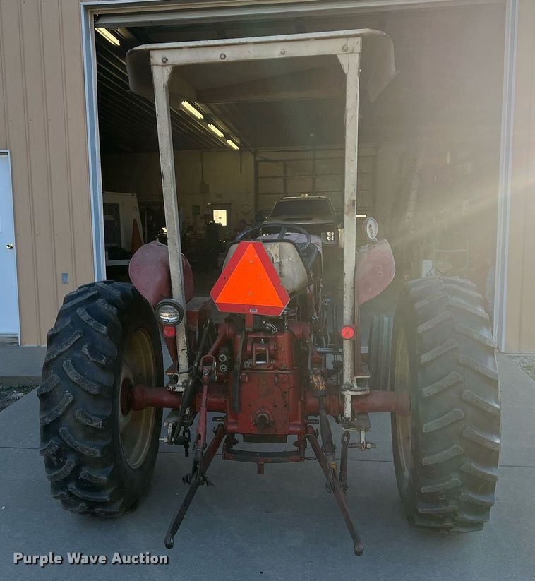 image for item OA9064 International 384  tractor
