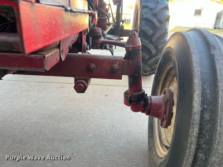 image for item OA9064 International 384  tractor