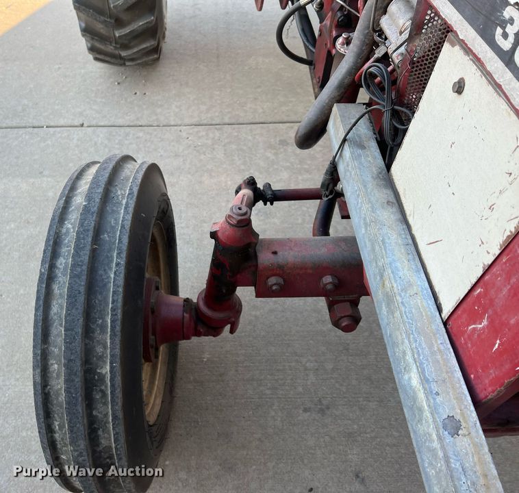 image for item OA9064 International 384  tractor