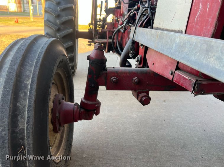 image for item OA9064 International 384  tractor