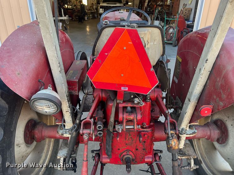 image for item OA9064 International 384  tractor