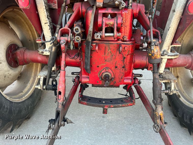 image for item OA9064 International 384  tractor