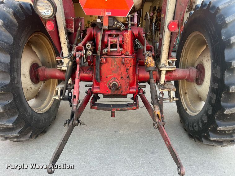 image for item OA9064 International 384  tractor