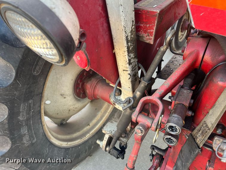 image for item OA9064 International 384  tractor