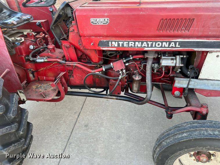 image for item OA9064 International 384  tractor