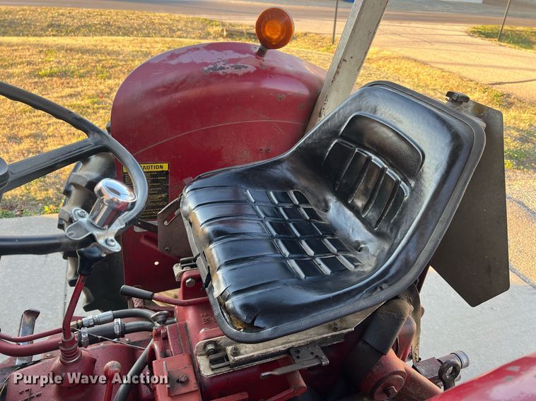 image for item OA9064 International 384  tractor