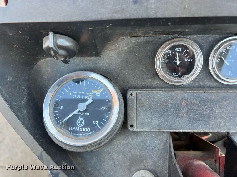 image for item OA9064 International 384  tractor