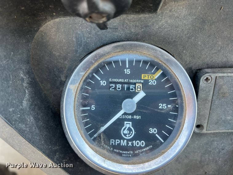 image for item OA9064 International 384  tractor