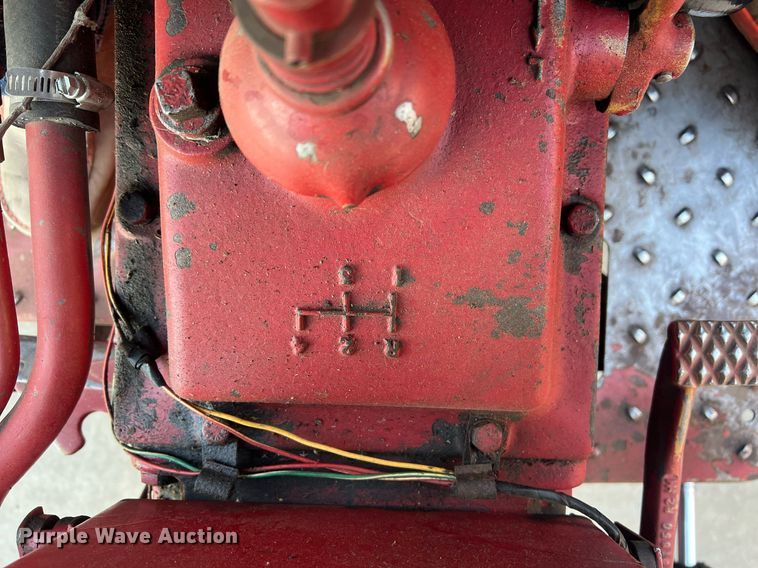 image for item OA9064 International 384  tractor