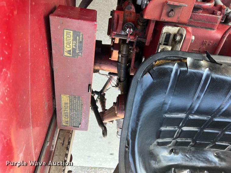 image for item OA9064 International 384  tractor