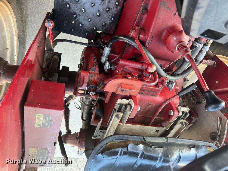 image for item OA9064 International 384  tractor