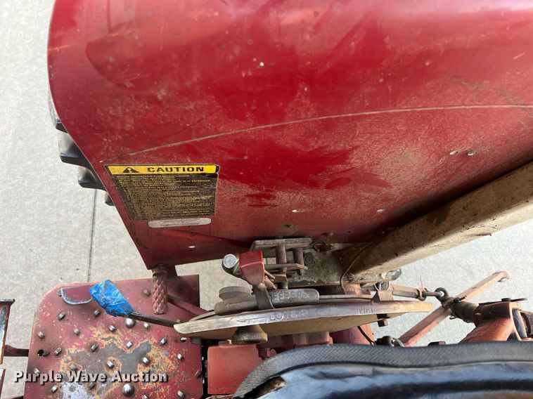 image for item OA9064 International 384  tractor