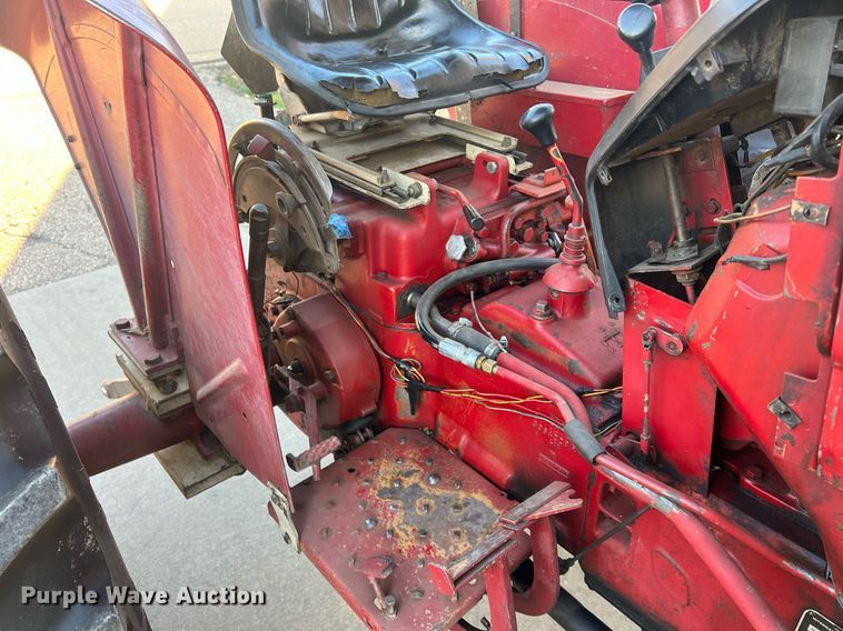 image for item OA9064 International 384  tractor