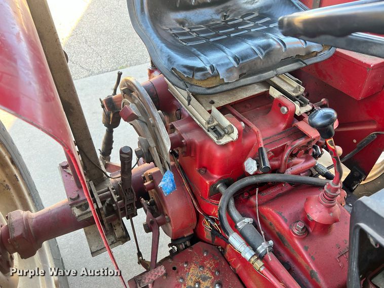 image for item OA9064 International 384  tractor