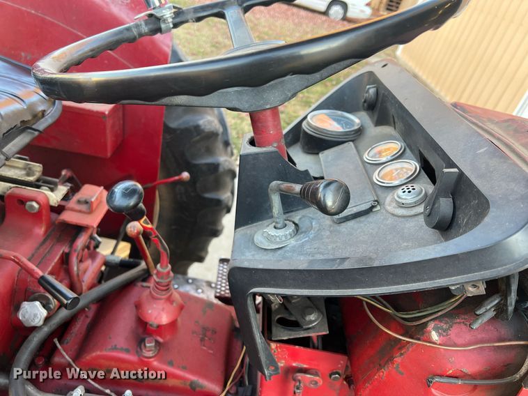 image for item OA9064 International 384  tractor