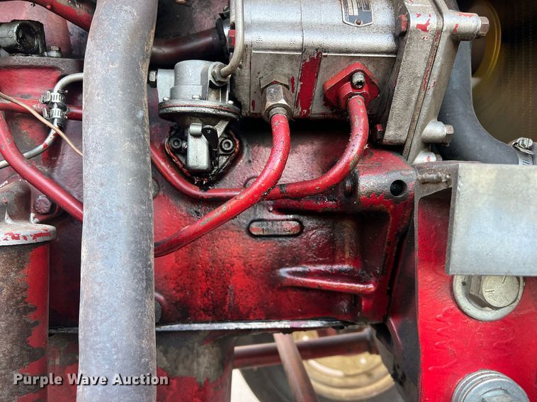 image for item OA9064 International 384  tractor