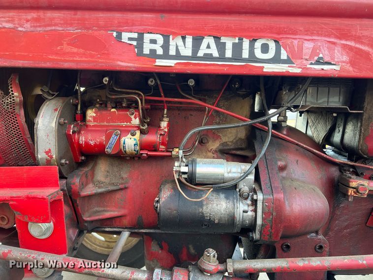 image for item OA9064 International 384  tractor