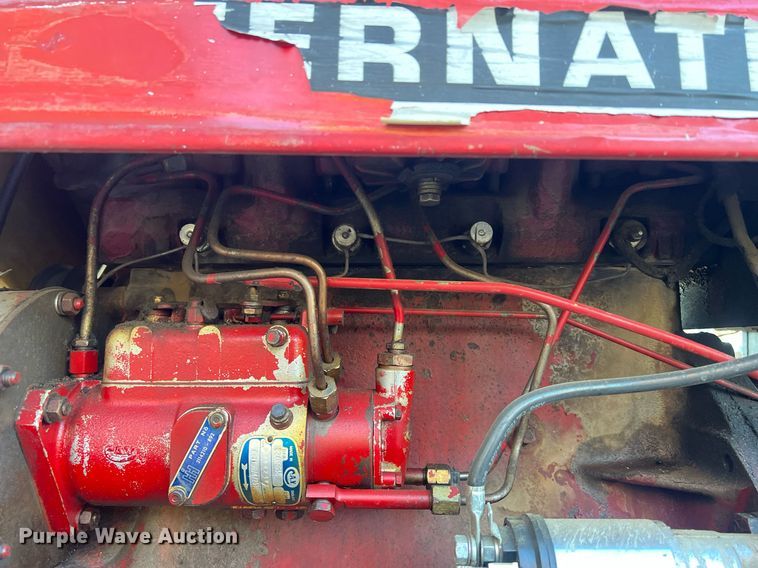 image for item OA9064 International 384  tractor