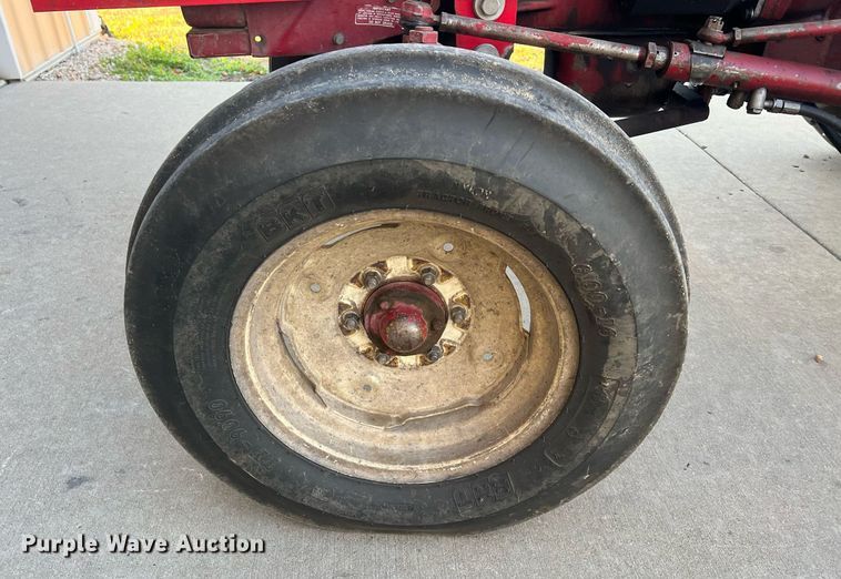 image for item OA9064 International 384  tractor