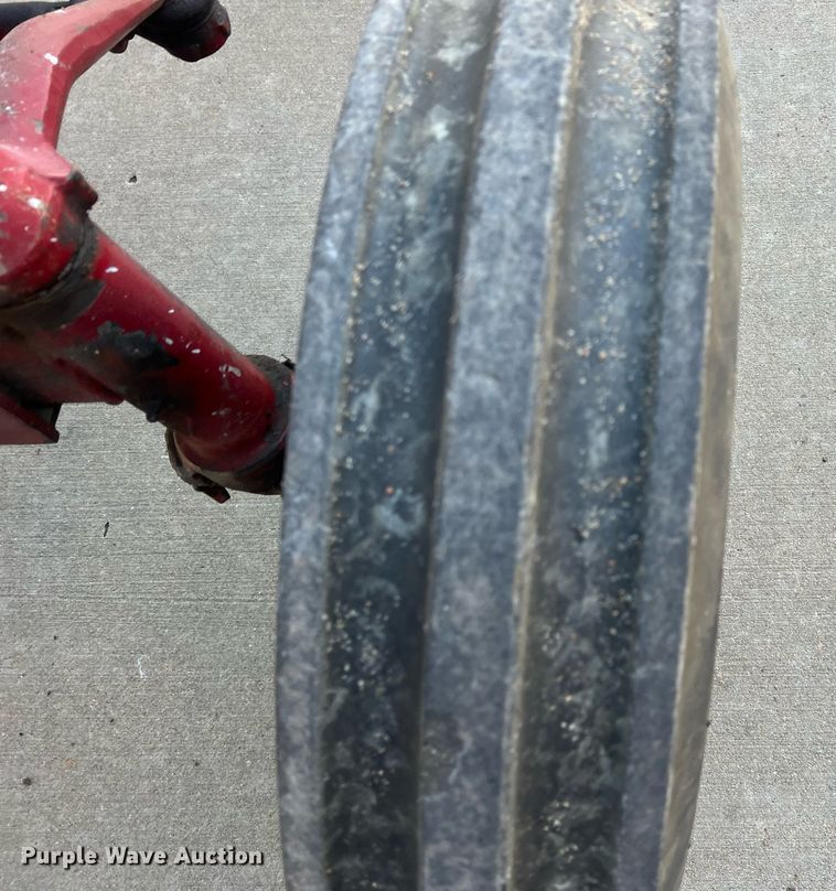 image for item OA9064 International 384  tractor