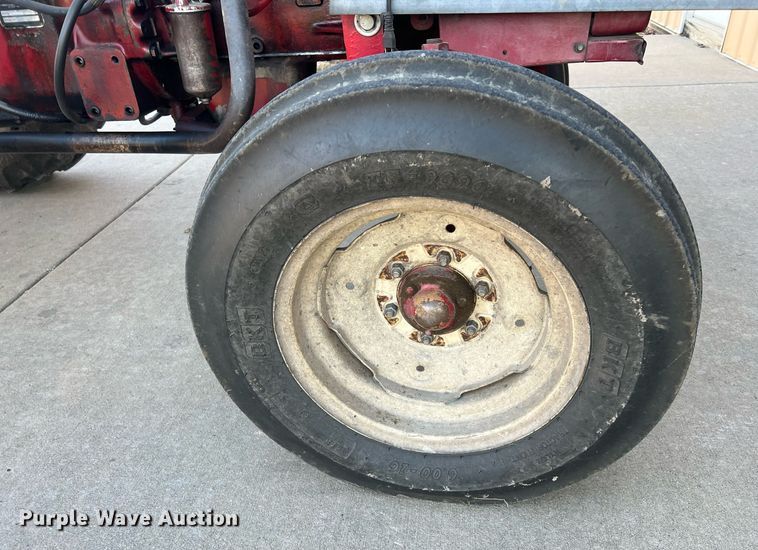 image for item OA9064 International 384  tractor