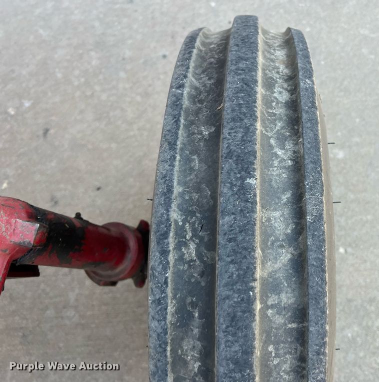 image for item OA9064 International 384  tractor