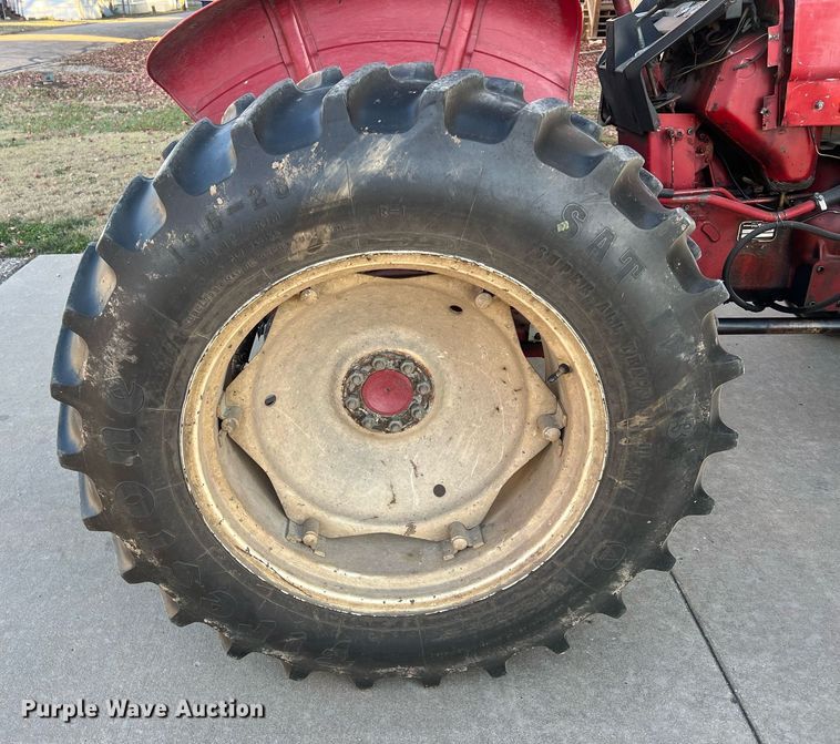 image for item OA9064 International 384  tractor