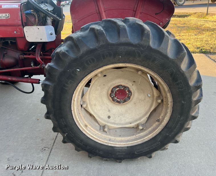 image for item OA9064 International 384  tractor