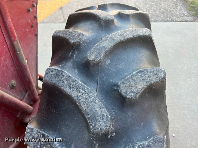 image for item OA9064 International 384  tractor