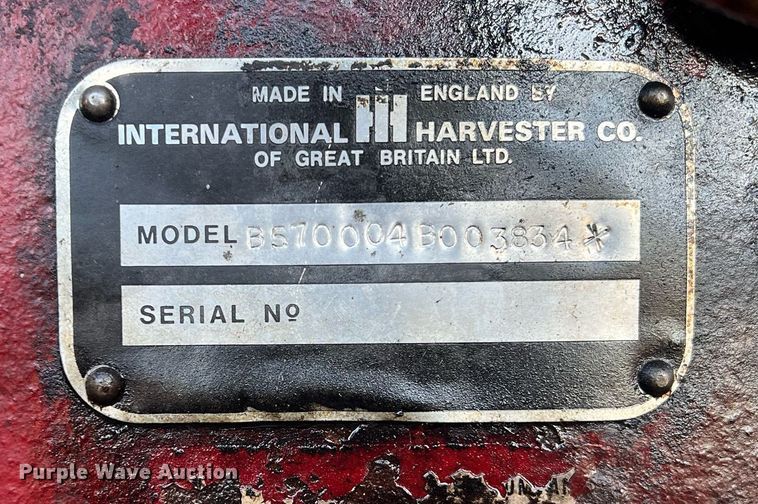 image for item OA9064 International 384  tractor