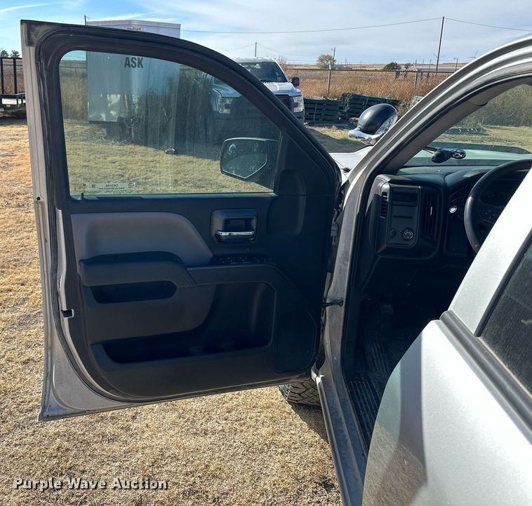 image for item OK9156 2018 Chevrolet Silverado 1500  Crew Cab pickup truck