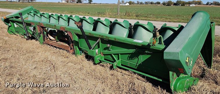 image for item DN7042 John Deere 1293  corn head