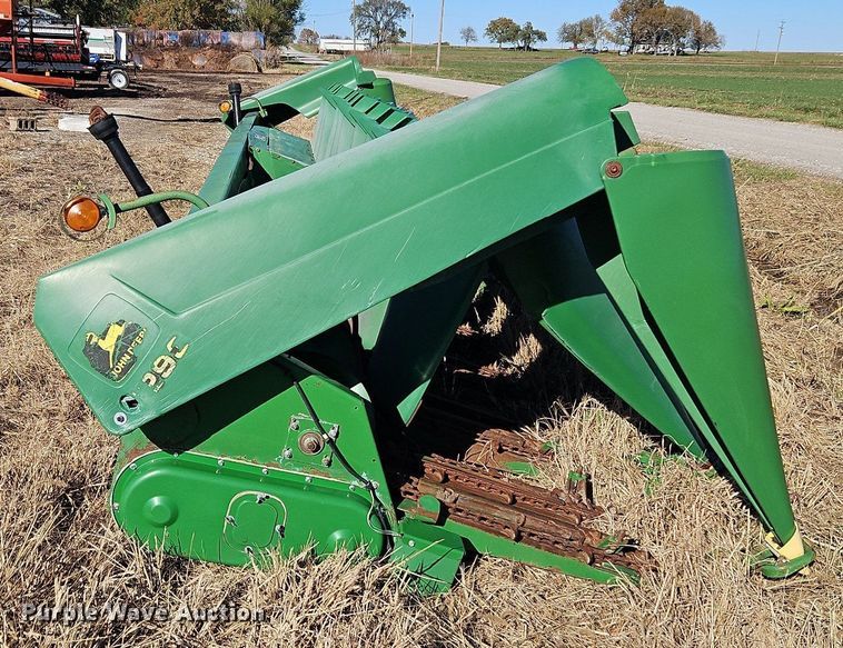 image for item DN7042 John Deere 1293  corn head