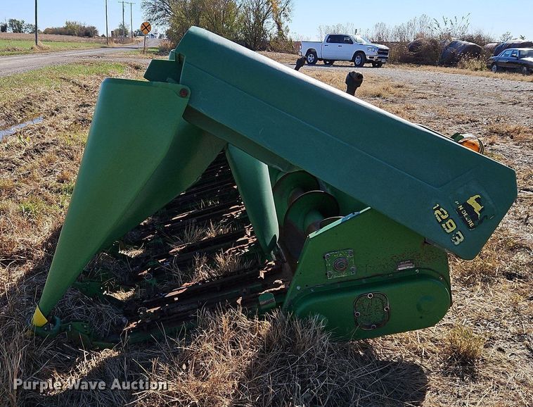 image for item DN7042 John Deere 1293  corn head