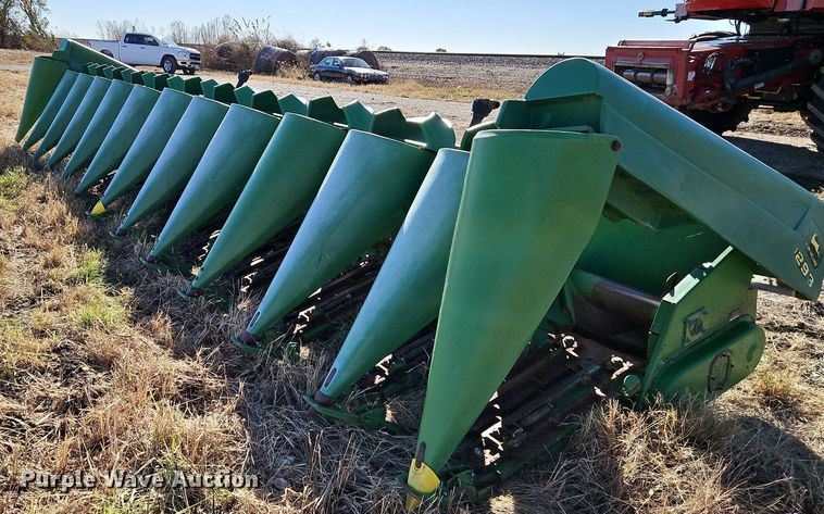 image for item DN7042 John Deere 1293  corn head