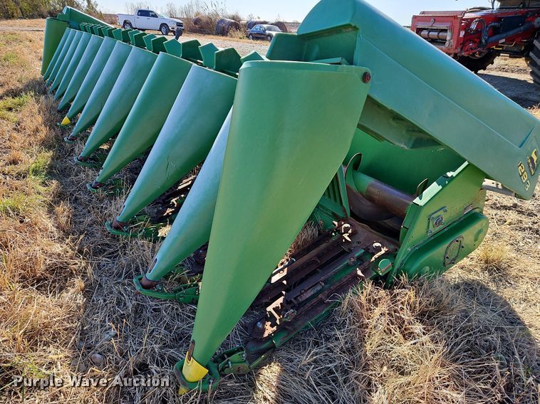 image for item DN7042 John Deere 1293  corn head