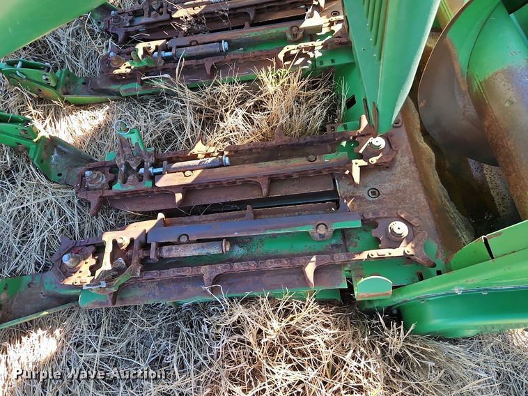 image for item DN7042 John Deere 1293  corn head