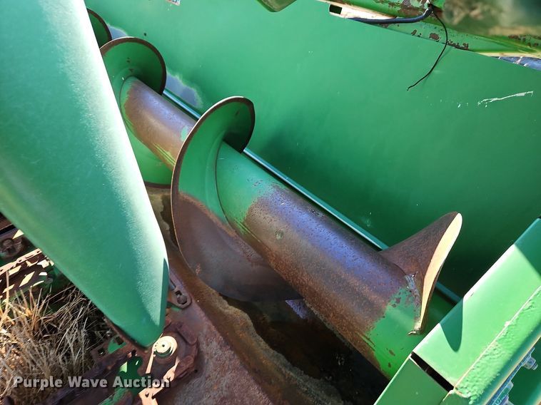 image for item DN7042 John Deere 1293  corn head
