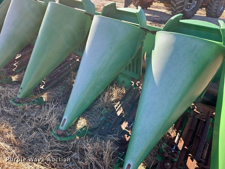 image for item DN7042 John Deere 1293  corn head