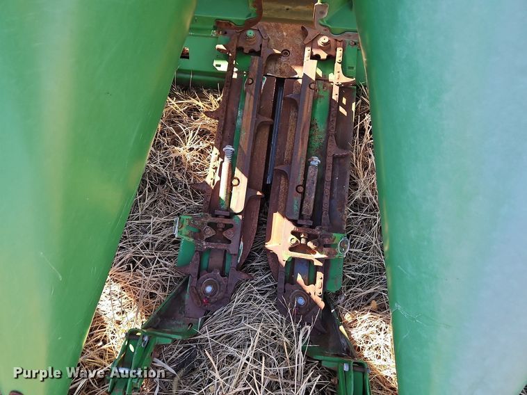 image for item DN7042 John Deere 1293  corn head