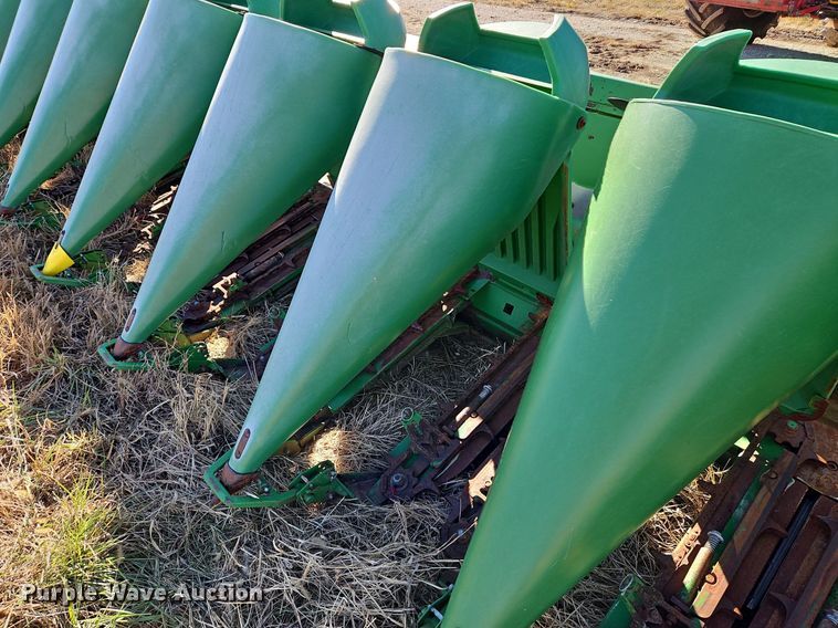 image for item DN7042 John Deere 1293  corn head