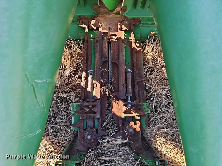 image for item DN7042 John Deere 1293  corn head