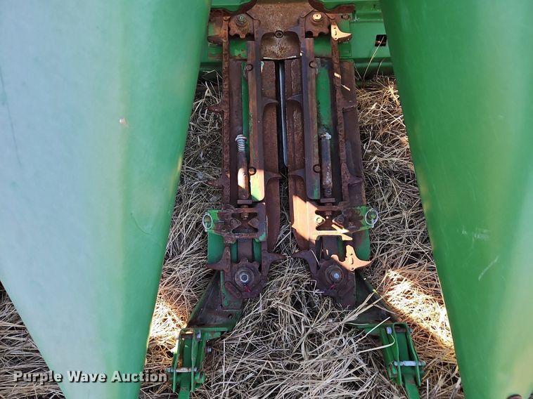 image for item DN7042 John Deere 1293  corn head
