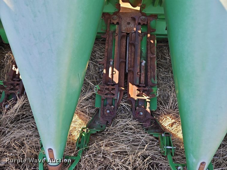 image for item DN7042 John Deere 1293  corn head