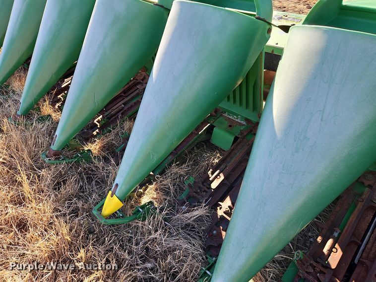 image for item DN7042 John Deere 1293  corn head