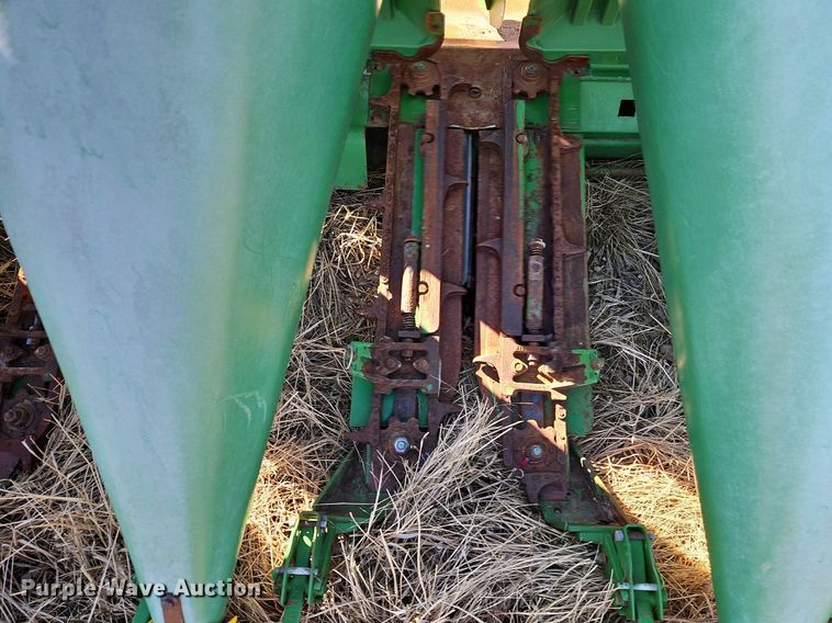 image for item DN7042 John Deere 1293  corn head