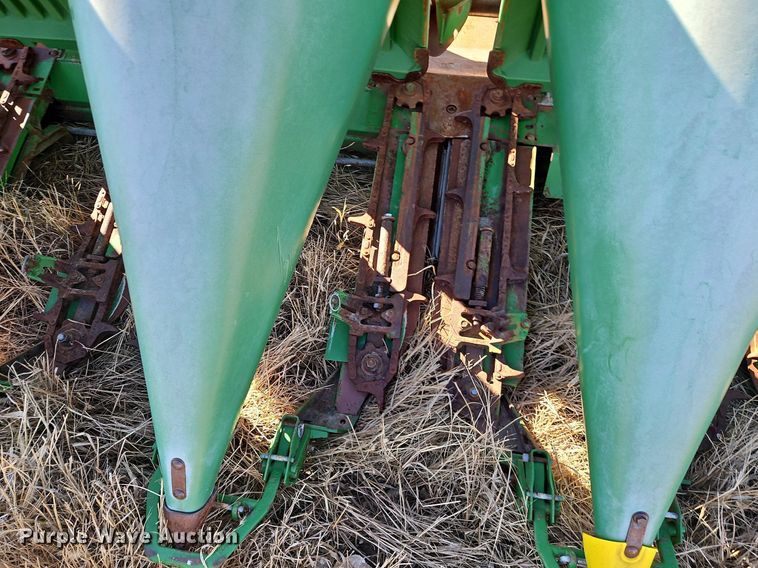 image for item DN7042 John Deere 1293  corn head
