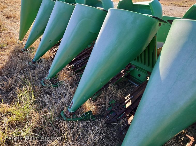 image for item DN7042 John Deere 1293  corn head